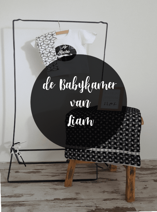 Scandinavische babykamer met retro meubels.