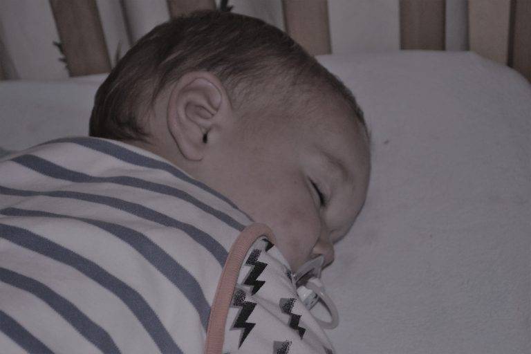 Vreemde slaaphouding van baby! Waarom? Zo zit dat!