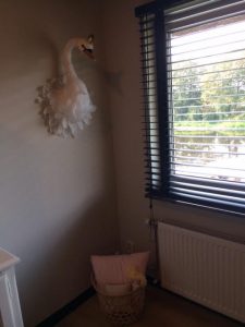 babykamer met zwaan aan de muur
